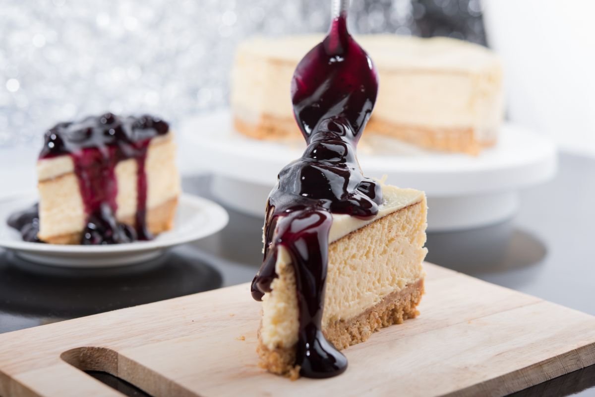 Lemon Blueberry Cheesecake With Blueberry Sauce