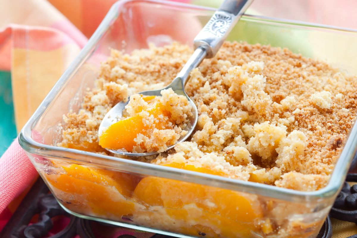 Brown Sugar Peach Crumble Pie