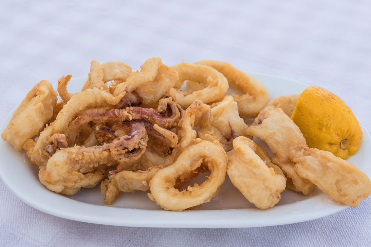 4 Best Ways To Reheat Fried Calamari