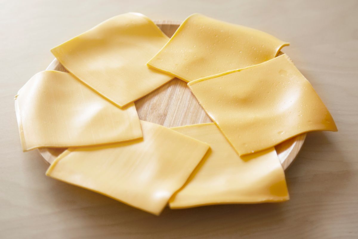 Key Differences Between Yellow And White American Cheese