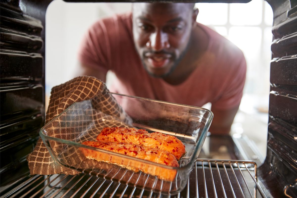 What Does Cooked Salmon Look Like? (What To Look For)