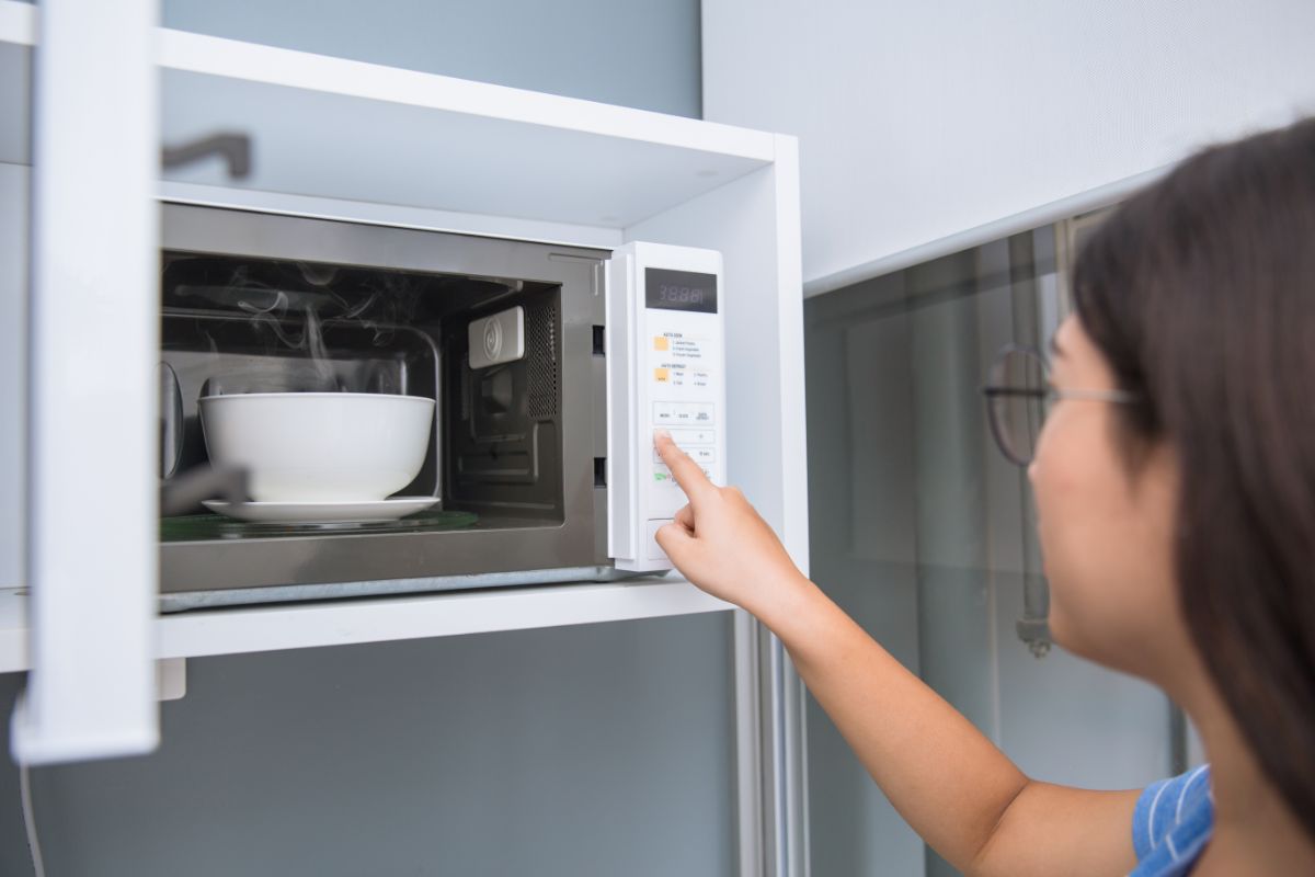 What Items Can I Put In A Microwave?