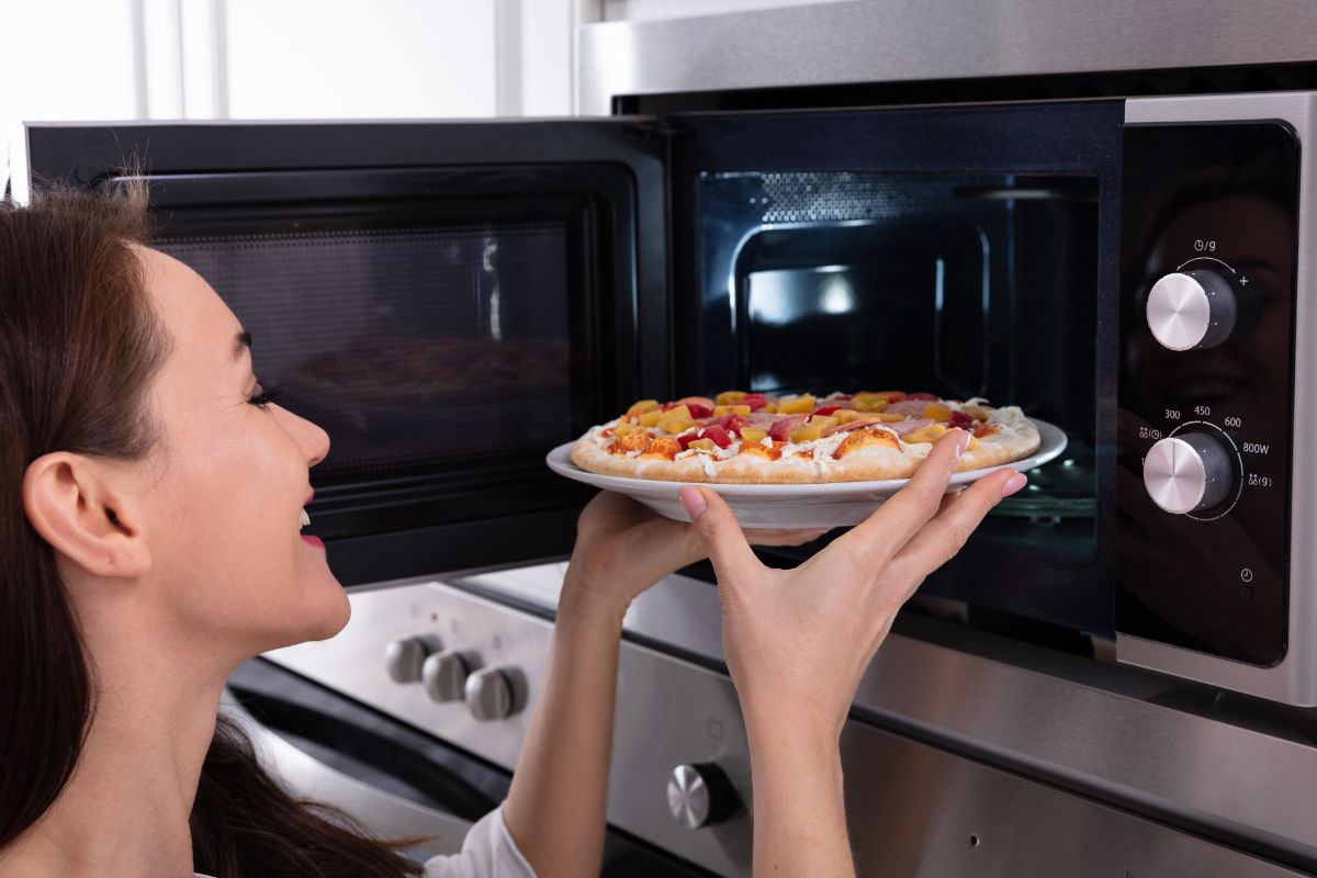 What’s The Best Way To Reheat Domino’s Pizza? Find The Answers Here!