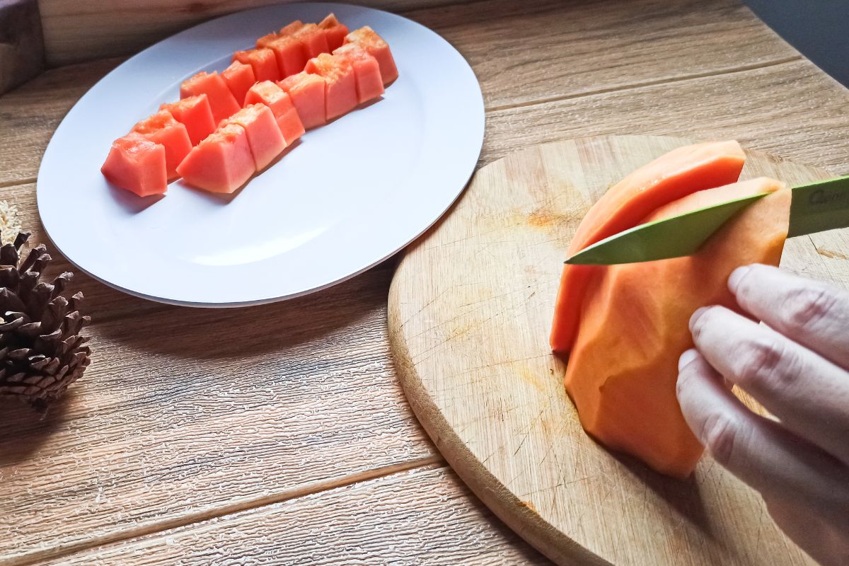 How To Cut A Papaya (1)